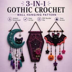 Könnte beinhalten: Ein 3-in-1 Gothic-Häkelmuster für Wandbehänge mit drei Designs: ein türkisfarbener Halbmond mit schwarzer Katze, ein violetter Sarg mit Spinnennetz und Rose sowie eine schwarze Fledermaus mit orangefarbenen und pinken Kürbissen an Holzstäben.