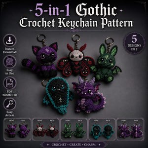 Op de afbeelding: Een 5-in-1 Gothic haakpatroon voor sleutelhangers met vijf verschillende amigurumi-ontwerpen: een paarse kat, een mot, een groen konijn, een doodskist en een paarse draak. De afbeelding bevat tekstlabels voor voor- en achteraanzichten van elk figuur.