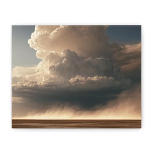 Puede incluir: Una gran formación de nubes cumulonimbus domina el cielo sobre un paisaje plano y árido. La escena está capturada en tonos sepia y marrones apagados, con cortinas de lluvia visibles que caen desde la base oscura de la nube hacia el horizonte.