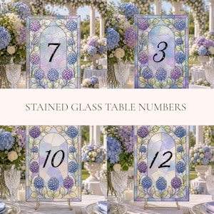 Può includere: Quattro segnatavolo rettangolari in vetro colorato con un bordo floreale di ortensie nei toni del viola e del blu. Ogni pezzo mostra un grande numero nero, 7, 3, 10 e 12, centrato all'interno di una cornice ad arco in vetro testurizzato.