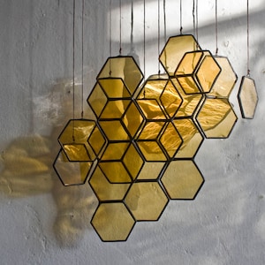 Gouttes en nid d&#39;abeille en vitrail (lot de 10) // suspension de fenêtre, art mural, personnalisable, attrape-soleil, art du verre, vitrail moderne