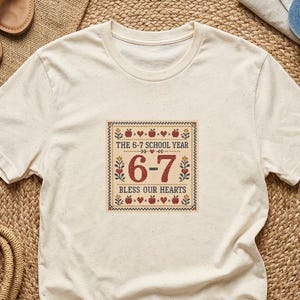 Camiseta del año escolar 67, camiseta divertida para profesores de regreso a clases, top de patchwork de punto de aguja 2026 2027, estilo de arte popular de punto de cruz "Bless Our Hearts"