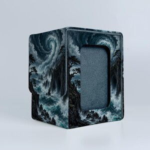 MTG-deckbox met display voor Commander-kaarten, biedt ruimte aan meer dan 100 kaarten in hoesjes, leren MTG-deckbox, Raging Sea Spiral-deckbox