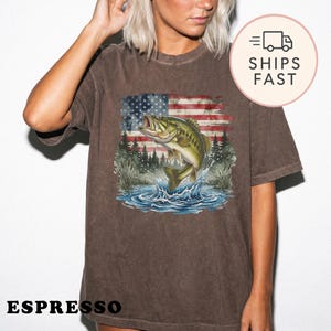 Patriottisch T-shirt voor basvissen, T-shirt met Amerikaanse vlag voor vissers, T-shirt met aquarelprint voor buitenactiviteiten, Cadeau voor vader die gaat vissen op 4 juli, Kleding voor vissers
