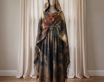 Túnica de chamán con capucha teñida a mano: teñido anudado multicolor, dobladillo con flecos, capa con cinturón.