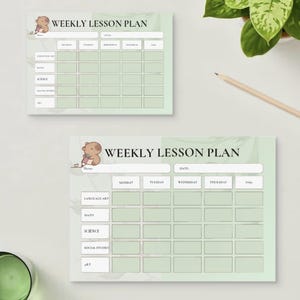 Puede incluir: Dos hojas rectangulares de plan de lecciones semanal con fondo verde claro y una ilustración de un pequeño oso pardo sosteniendo un lápiz. El texto dice WEEKLY LESSON PLAN, con columnas de lunes a viernes y filas para las asignaturas.