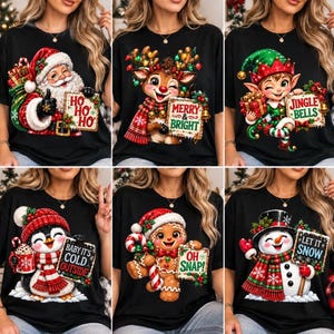 Puede incluir: Una camiseta negra con un collage de seis gráficos con temática navideña: Santa Claus con un cartel de Ho Ho Ho, un reno con un cartel de Merry & Bright, un elfo con un cartel de Jingle Bells, un pingüino con un cartel de Baby It's Cold Outside, un hombre de jengibre con un cartel de Oh Snap y un muñeco de nieve con un cartel de Let It Snow.