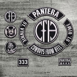 Könnte beinhalten: Eine Sammlung von schwarz-weißen gestickten Aufnähern mit dem Pantera-Logo, dem CFH-Monogramm, Porträts von Dimebag Darrell und Vinnie Paul, dem Text Cowboys From Hell, St. Dime, St. Vinnie, 333 und einem Pantera-Balken mit vier Sternen.