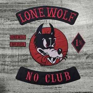 Peut inclure: Un ensemble de patchs brodés comprenant un emblème circulaire noir et rouge représentant une tête de loup, un patch en forme de losange 1%, deux patchs incurvés avec le texte LONE WOLF et NO CLUB en rouge, et deux petits patchs rectangulaires.