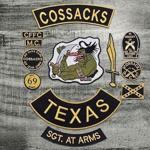 Peut inclure: Un ensemble d'écussons brodés comprenant un grand rocker noir et or COSSACKS, un rocker TEXAS, un rocker SGT. AT ARMS, un écusson central représentant un monstre vert, un écusson épée et divers petits insignes de club circulaires et rectangulaires.