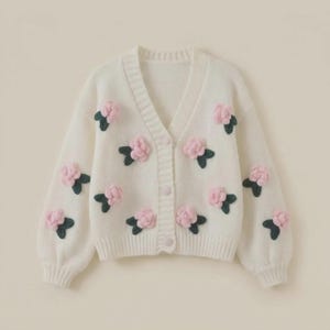 Cárdigan floral tejido a mano, suéter bordado con rosas color crema, punto grueso con botones, cárdigan acogedor de estilo cottagecore para mujer.