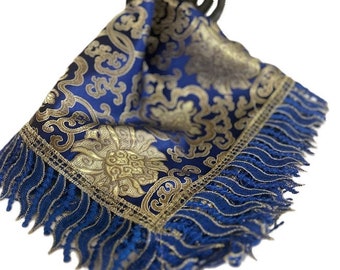 Foulard en brocart bleu roi avec dentelle vernice dorée.