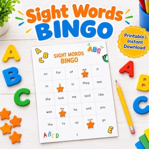 Può includere: Un foglio di gioco Sight Words BINGO con una griglia di parole, circondato da lettere dell'alfabeto in plastica colorata, segnapunti a forma di stella arancione e una matita gialla. Il foglio riporta il testo Sight Words BINGO e Printable Instant Download.