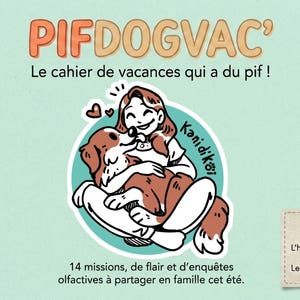 以下が含まれることがあります： ライトグリーンのホリデーノートの表紙。タイトルは「PIFDOGVAC'」、サブタイトルは「Le cahier de vacances qui a du pif !」。中央には茶色と白の犬を抱きしめる人物のイラストがあり、下部には「14 missions, de flair et d'enquêtes olfactives à partager en famille cet été」というテキストが記載されている。隅のラベルには「Propriété de : L'humain : ... Le chien : ...」と書かれている。