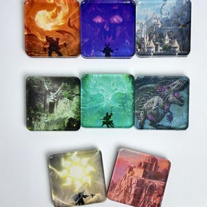 Könnte beinhalten: Acht quadratische Untersetzer mit verschiedenen Fantasy-Illustrationen, darunter eine feurige Landschaft, ein dunkelvioletter Totenkopf, eine mittelalterliche Burg, eine Steinruine, ein leuchtend grüner Wald, ein großer Dinosaurier und ein Gebäude.
