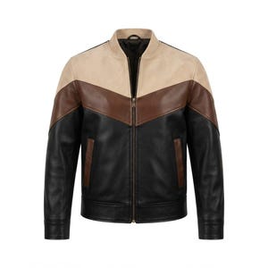 Puede incluir: Una chaqueta tipo bomber con bloques de color que presenta una parte superior beige, una sección central marrón en forma de chevron y una parte inferior negra. Incluye una cremallera central, cuello acanalado, mangas largas y dos bolsillos.