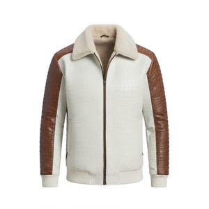 Puede incluir: Una chaqueta con cremallera que presenta un cuerpo blanco con textura de cocodrilo y mangas marrones con relieve de cocodrilo. La prenda incluye un cuello de piel sintética color crema, cierre central de cremallera y puños y dobladillo acanalados.