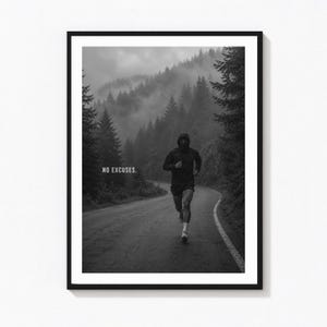 Könnte beinhalten: Ein schwarz-weiß gerahmter Kunstdruck, der eine laufende Person auf einer kurvenreichen Straße durch einen nebligen Wald zeigt. Die Person trägt dunkle Sportkleidung. Der Text NO EXCUSES ist in Weiß auf der linken Seite des Bildes zu sehen.