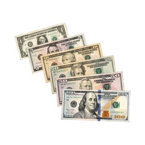Puede incluir: Una colección de billetes estadounidenses dispuestos en una pila diagonal en cascada, que incluye billetes de uno, cinco, diez, veinte, cincuenta y cien dólares, cada uno con retratos y números de serie únicos.