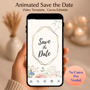 Op de afbeelding: Een smartphone met een geanimeerde Save the Date videosjabloon met een gouden geometrisch kader, florale accenten en de tekst Save the Date. Het scherm bevat navigatiepictogrammen onderaan en een ronde badge met de tekst No Canva Pro Needed.