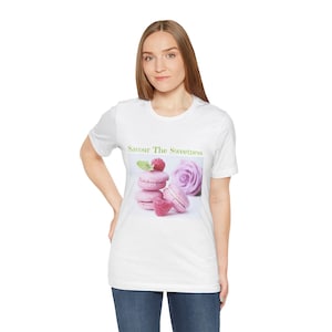 Camiseta "Saboreie a Doçura" com estampa de macarons | Camiseta estética de sobremesa | Camiseta em tons pastel inspirada na confeitaria francesa | Presente fofo para amantes da gastronomia