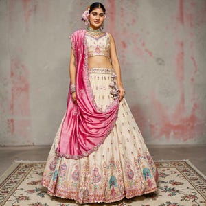 Completo Lehenga in tessuto color crema, Lehenga Choli semi-cucito con ricami di paillettes e dupatta, abbigliamento festivo indiano per matrimoni.