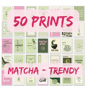 Op de afbeelding: Een verzameling van 50 rechthoekige wandkunstprints met diverse matcha-thema illustraties, typografie en patronen in tinten groen, roze en wit. De ontwerpen bevatten kommen, garden, kopjes en teksten zoals Matcha Lover en Matcha Club.