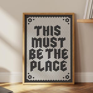Descarga de impresión "Este debe ser el lugar", impresión de arte de pared con letras de azulejos de bistró retro, póster tipográfico divertido de azulejos para el suelo del dormitorio y arte de pared para baño
