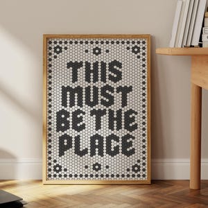 Descarga de impresión "Este debe ser el lugar", letrero de pared con letras de azulejos de bistró retro, arte de pared con ilustraciones hexagonales, póster tipográfico de azulejos de piso