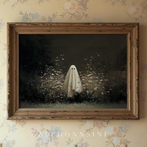 Può includere: Dipinto incorniciato raffigurante un fantasma in un lenzuolo bianco con due fori neri per gli occhi, in mezzo a fiori bianchi. L'opera è ambientata su uno sfondo scuro, incorniciata in una cornice di legno dorato invecchiato. Lo sfondo è una carta da parati floreale.