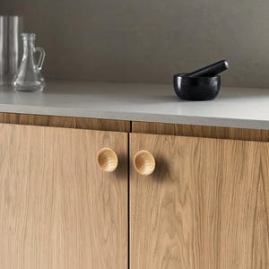 Tirador redondo de madera maciza de 39 mm para armario: herrajes para cajones de roble o nogal.