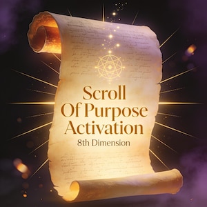 Może przedstawiać: Beżowy zwój pergaminu z podwiniętymi brzegami, zawierający tekst "Scroll Of Purpose Activation" oraz "8th Dimension" brązowymi literami, wyśrodkowany nad słabym kursywnym pismem i świecącym geometrycznym symbolem gwiazdy.