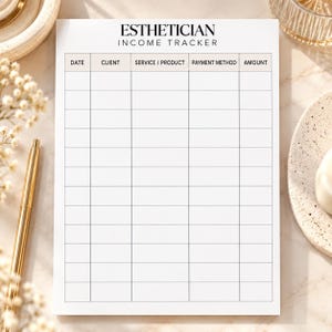 Pode incluir: Uma folha de rastreamento de renda em papel branco com o texto preto ESTHETICIAN INCOME TRACKER no topo. A folha apresenta uma grade com cinco colunas rotuladas como DATE, CLIENT, SERVICE / PRODUCT, PAYMENT METHOD e AMOUNT em uma linha de cabeçalho bege claro.