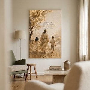 Könnte beinhalten: Ein vertikaler Wandkunstdruck mit einer sepiafarbenen Illustration einer in ein Gewand gekleideten Figur, die mit zwei Kindern geht. Der Text lautet: NO ONE CAN SHUT THE DOOR GOD HAS OPENED. Absolutely no one. Die Szene zeigt einen Pfad und einen großen Baum.