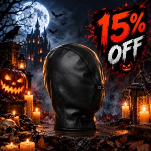 Könnte beinhalten: Eine schwarze Lederhaube mit glatter Oberfläche, sichtbaren Nähten und zwei kleinen silberfarbenen Metallösen an der Seite. Die Haube ist vor einem dunklen, atmosphärischen Halloween-Hintergrund mit dem Text 15% OFF abgebildet.