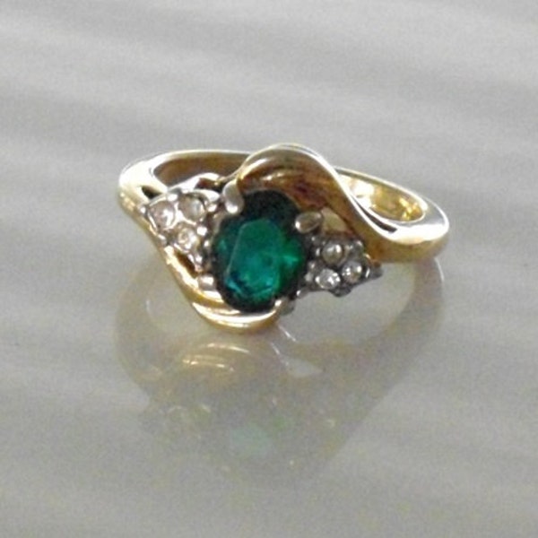 Vintage Cocktail Ring, Fashion Emerald Rhinestone Gold Tone Ring, Vintage Costume Jewelry, Ladies US Ring Size 7.5, dinner ring