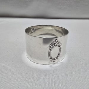Antique napkin ring in solid 950/1000 silver – Minerva hallmark (first standard) – Louis XVI cartouche – French silversmithing