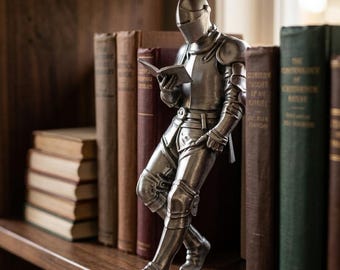 Ritterfigur zum Lesen, Fantasievolle Leseecke, Mittelalterliche Ritterfigur in Rüstung, Bücherregal-Deko, Geschenk für Leseratten, Geschenk für Bücherliebhaber