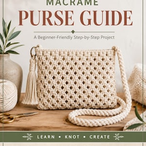 Op de afbeelding: Een macramé tasgids met een beige tas van katoenkoord met een ruitvormig knooppatroon, een bijpassend kwastje en een gevlochten schouderband. De tekst luidt MACRAME PURSE GUIDE, A Beginner-Friendly Step-by-Step Project, LEARN KNOT CREATE en YOU WILL MAKE One soft cotton cord purse with a finished body approximately 23 cm wide x 18 cm tall, plus a 102 cm shoulder strap.