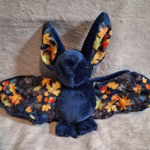 Peluche di pipistrello con foglie autunnali, peluche di Halloween