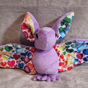 Peluche Bat Pride Cuori Colorati di Halloween
