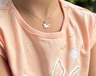 繊細なユニコーンネックレス、ファンタジージュエリー、神話の馬のチャーム、スターリングシルバーまたはゴールドフィルド＆ヴェルメイユ製