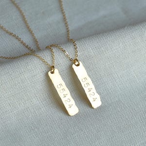 Collar con barra personalizada, delicado, collar vertical con nombre personalizado, barra grabada a mano, fecha, código postal, regalo único para mujer.