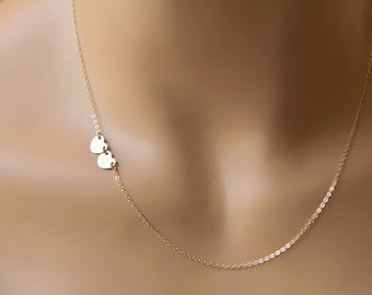 Collar delicado personalizado con forma de corazón, corazón lateral, collar con inicial grabada a mano en oro laminado de 14k, plata de ley y oro rosa.