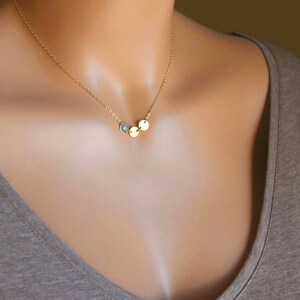 Elegant halsband med initialer, personlig liten rund tagg, enkelt, vardagligt, unikt halsband för mor, silver, guld, roséguld