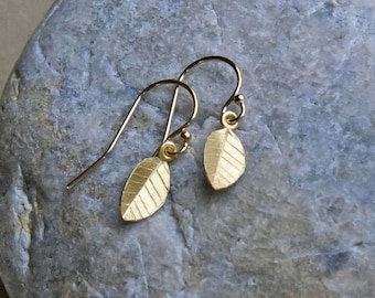 Sierlijke kleine bladoorbellen, ambachtelijk handgemaakt, op de natuur geïnspireerde oorbellen met hefboomeffect van 14k goldfill en vermeil of sterlingzilver
