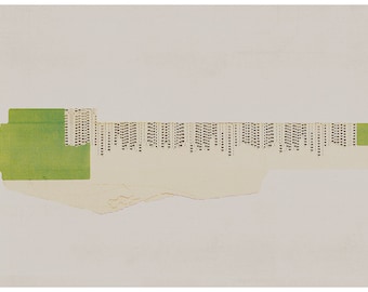 Puede incluir: Arte de collage abstracto que presenta un paisaje urbano compuesto por elementos de papel rasgado. La obra incluye una forma rectangular verde, una capa beige y un horizonte de edificios con detalles en blanco y negro, sobre un fondo blanco.
