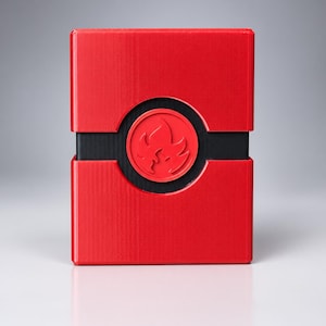 Könnte beinhalten: Eine rechteckige rote Aufbewahrungsbox mit einem horizontalen schwarzen Band in der Mitte. Ein kreisförmiges rotes Emblem mit einem erhabenen Flammensymbol ist mittig auf dem schwarzen Band platziert. Die Box hat eine strukturierte Oberfläche.