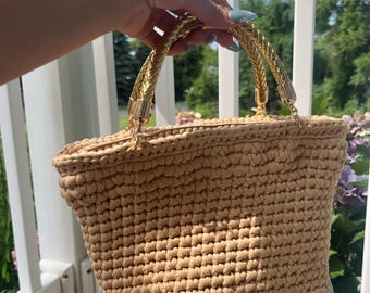 Gehäkelte Tasche mit goldfarbenen Beschlägen