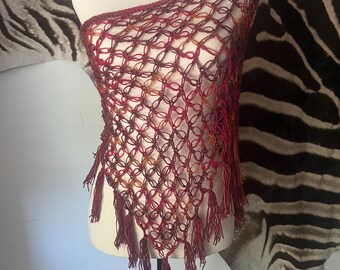 Mehrfarbiger Häkelnetz-Poncho